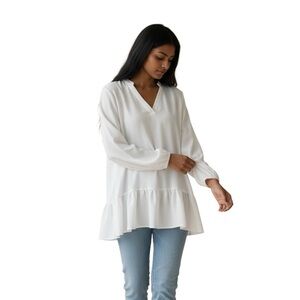 Daisy Fuentes V-neck Blouse with Ruffle Detail. Size Small New.    LTOP077
